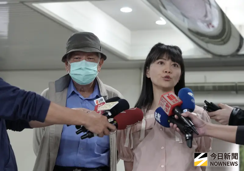 ▲敬老金網站竟出現「台北變上海」，北市社會局喊提告，前立委高嘉瑜（右）與投訴民眾舉行記者會說明。（圖／記者呂炯昌攝，2025.11.14）
