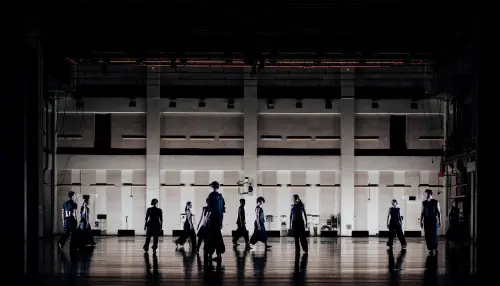 ▲ 《關不掉的耳朵》也讓劇院空間成為創作的一部分。由於沒有布幕，舞台後方的建築量體與側臺空間將完整呈現。（圖／衛武營提供）