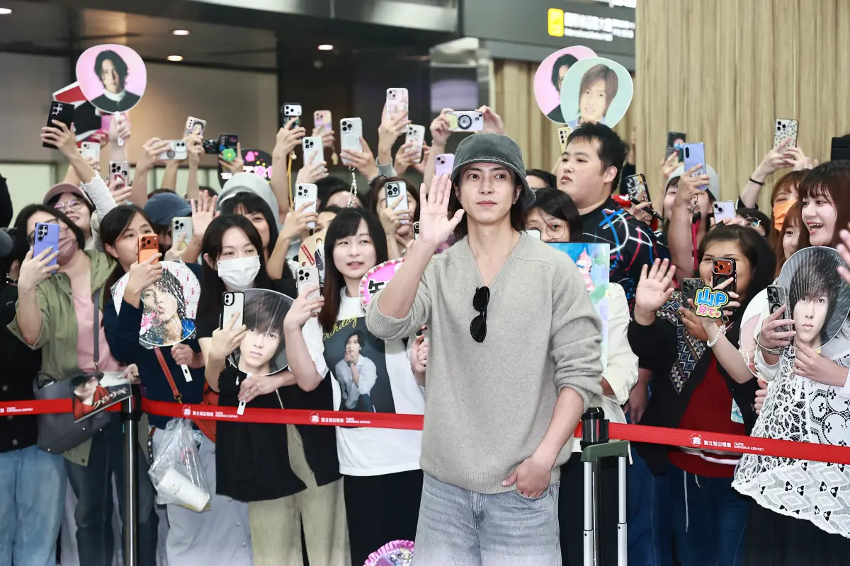 ▲山下智久（如圖）抵台， 親切地停下腳步和粉絲合照，隨後熱情的粉絲簇擁，差點上不了保母車。（圖／記者葉政勳攝影）