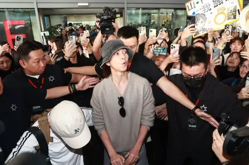 ▲山下智久（中）接機陣仗驚人，大批熱情粉絲簇擁而上，差點無法上保母車。（圖／記者葉政勳攝影）