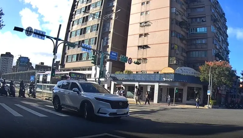 載愛妻趕看診慘了！北市男宿醉「壓到斑馬線被盤查」暖警幫叫小黃