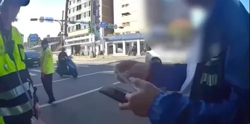 ▲北市男壓到行人穿越道被盤查，下車全身酒氣慘了。（圖／翻攝畫面）