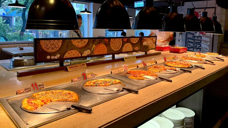 ▲全台唯一披薩、烤雞吃到飽的「必勝客歡樂吧」光復餐廳，明天重新開幕，成人平日479元起漲價30元、不過6至12歲兒童則降價100元，最新自助吧價格一覽。（圖／必勝客pizzahut.com.tw）