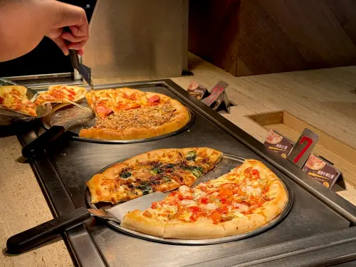 ▲「必勝客歡樂吧」自由挑選各式口味披薩吃到飽。（圖／記者蕭涵云攝）