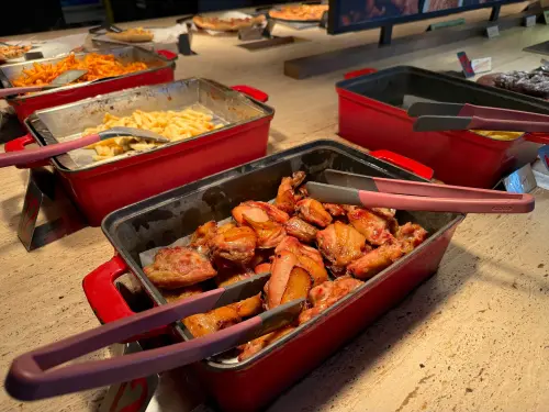 ▲必勝客BBQ烤雞也圈粉無數，歡樂吧吃到飽被認為很划算。（圖／記者蕭涵云攝）