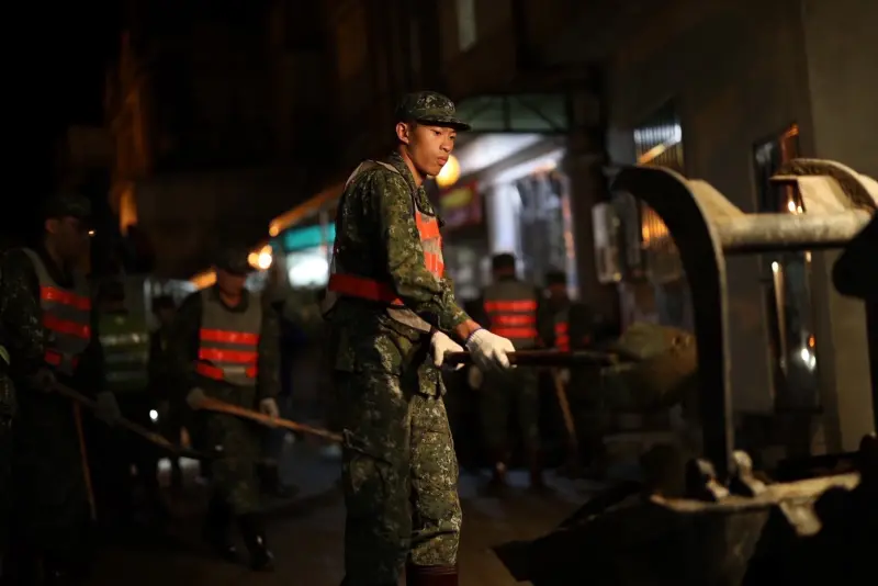 鳳凰颱風重創蘇澳！國軍化身「黑夜騎士」　完成1,247戶民宅清理