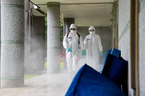 ▲鳳凰颱風重創蘇澳地區後，33化兵群實施街道清消。（圖／第三作戰區提供）