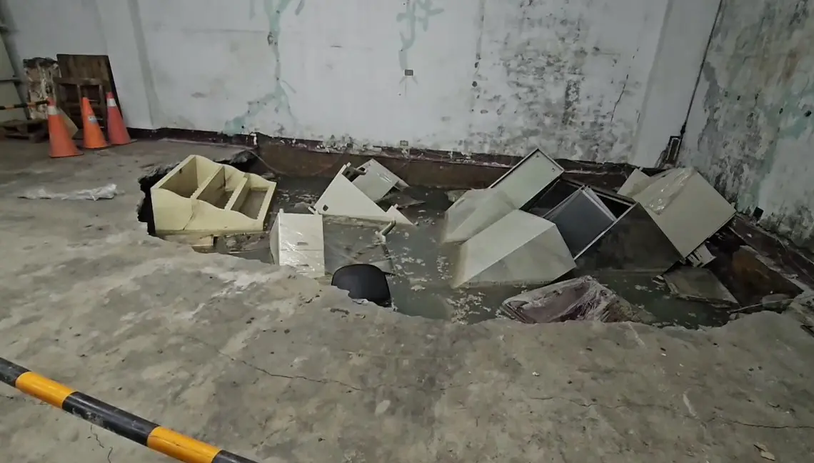 ▲基隆一處建案工地，疑似因地下室開挖造成鄰宅出現天坑。（圖／翻攝畫面）