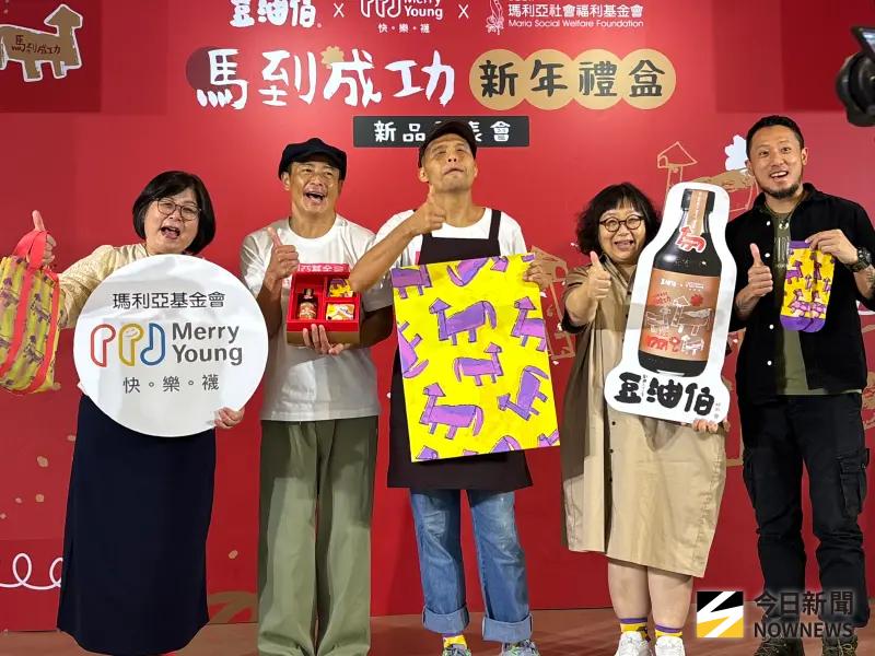 ▲快樂襪攜手豆油伯推出馬年禮盒，今日起開賣，藝人江宏恩應邀擔任品牌大使，開心大力協助行銷。（圖／記者金武鳳攝，2025.11.14)