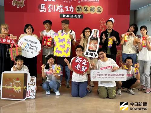 ▲豆油伯攜手快樂襪推出馬年禮盒，今日起開賣，藝人江宏恩擔任品牌大使開心協助行銷。（圖／記者金武鳳攝，2025.11.14) 