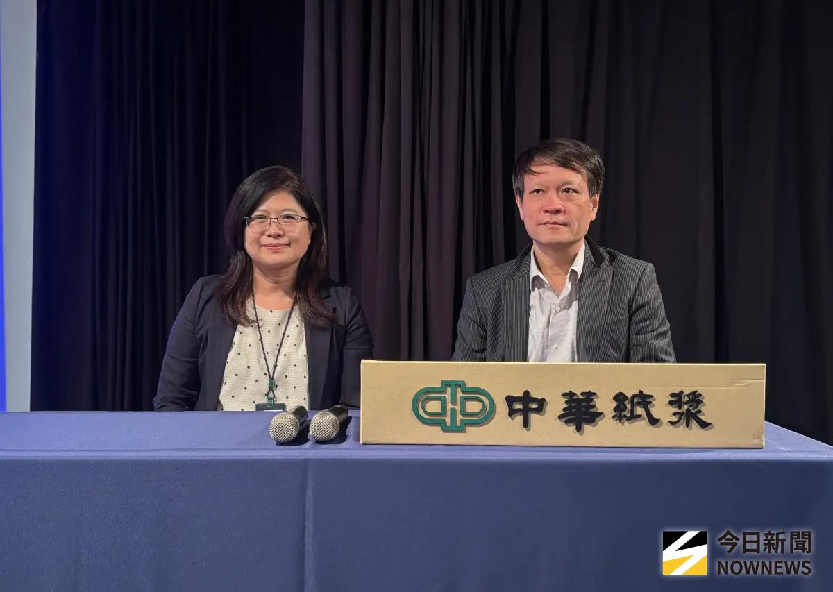 ▲華紙財會部協理侯思怡（左）與華紙總經理陳瑞和表（右）。（圖／記者李青縈攝）