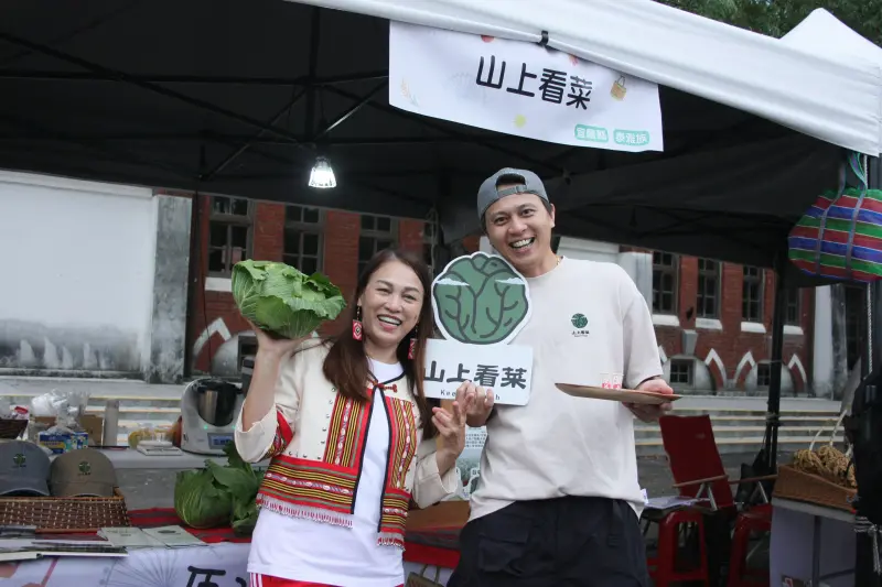 ▲北市原民會主委巴干．巴萬(左)邀請全台原鄉部落攤商一同展售，串聯都市與部落，讓原民商品能夠被更多人看見。（圖／主辦單位提供）