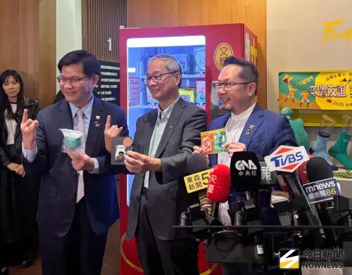 ▲外交部長林佳龍（左）表示，自己原本包包掛著「a-We」，被小孩看到拿走，今天在再用販賣機買一個要掛著。中間為文化部長李遠、右為文總秘書長李厚慶（圖／記者李青縈攝）