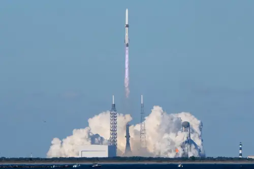 影／首次回收火箭！藍色起源送NASA上火星　馬斯克祝賀新勁敵
