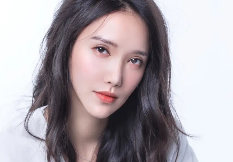 ▲徐千京（如圖）日前分享自己七、八年前臉部險些毀容的故事，感謝那時幫助自己的貴人，其中包括醫師李進良，直呼他是拉自己離開深淵的重要人物。（圖／＠kerryhsu1217 IG）