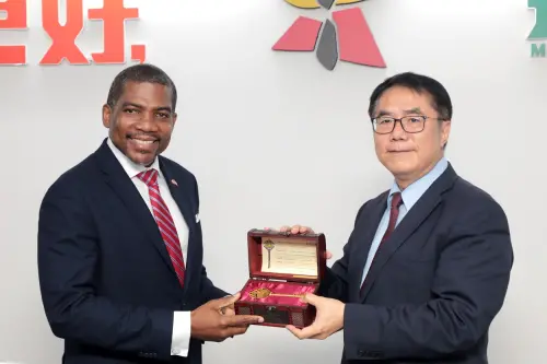 ▲黃偉哲贈送德魯總理台南市鑰。（圖／南市府提供）