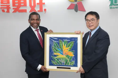 ▲德魯總理回贈黃偉哲畫作禮品。（圖／南市府提供）