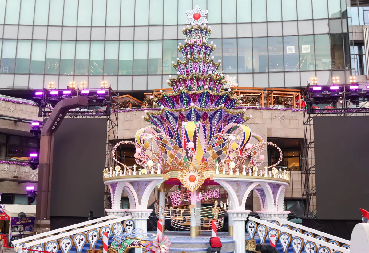 ▲迎接浪漫聖誕節，今年統一集團集團年度盛事「愛．Sharing」浪漫聖誕造景登場，此為聖誕主樹Purple Wish。（圖／記者朱永強攝）