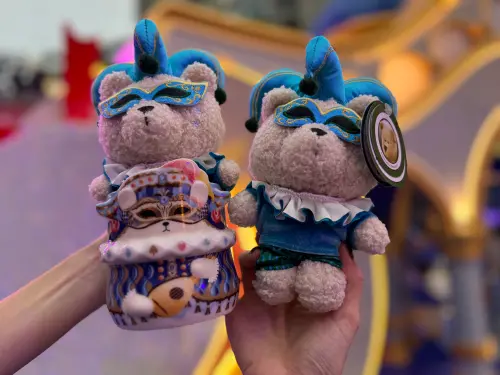 ▲星巴克限定威尼斯面具小熊吊飾，售價750元。（圖／記者鍾怡婷攝）