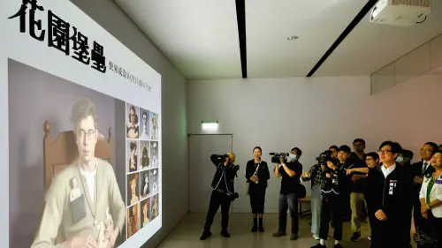 ▲英國藝術家馮．沃爾夫向高雄市長陳其邁介紹《馮．沃爾夫的花園堡壘》特展作品，並帶領陳其邁親身體驗AI互動遊戲，展現藝術與科技結合的創意魅力。（圖／高市府提供）