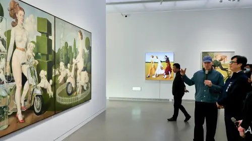 ▲英國藝術家馮．沃爾夫向高雄市長陳其邁介紹《馮．沃爾夫的花園堡壘》特展作品，並帶領陳其邁親身體驗AI互動遊戲，展現藝術與科技結合的創意魅力。（圖／高市府提供）