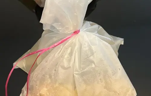 ▲台灣小吃店常見的「紅色塑膠繩」，但多數人都不知道它的真正名稱。（圖／翻攝Threads）