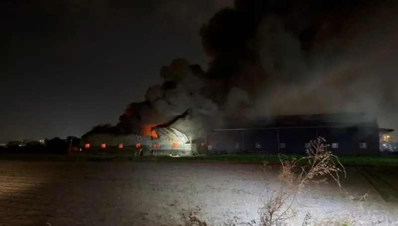 ▲台南安定區中榮里工廠火警，濃煙竄天。（圖／翻攝畫面）