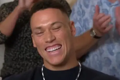 賈吉Cos巨石強森領獎？黑衣+項鍊實在太像　還被球迷吐槽模仿大谷
