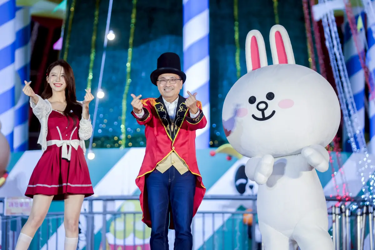 ▲2025新北耶誕城侯友宜化身「馬戲團」領軍開城。（圖／新北市府提供）