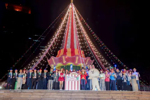 ▲2025新北耶誕城侯友宜化身「馬戲團」領軍開城。（圖／新北市府提供）