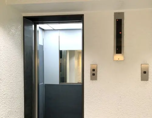 ▲有民眾發現電梯通常都會裝設鏡子，讓他不解背後原因，引發眾多網友討論。（圖／取自photoAC）