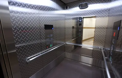電梯裡為何總有鏡子？不是用來整理儀容　廠商公布用途：長知識了
