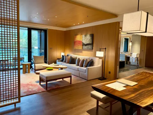 ▲27坪「單臥套房」平日每晚約1萬3千元起。（圖／記者蕭涵云攝）