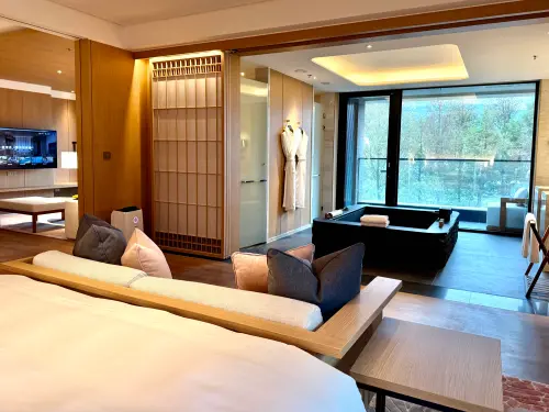 ▲「單臥套房」無論躺在床上、或泡溫泉都能欣賞美景。（圖／記者蕭涵云攝）