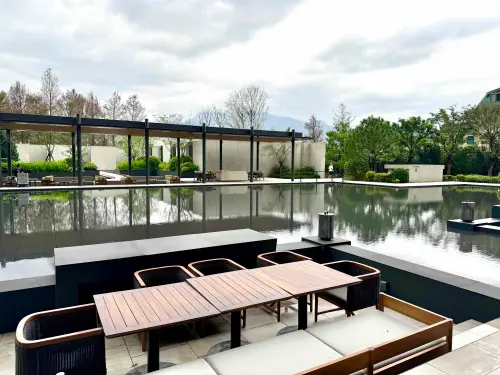 ▲戶外座位區下嵌入景觀池，微風吹拂水面漣漪好愜意。（圖／記者蕭涵云攝）