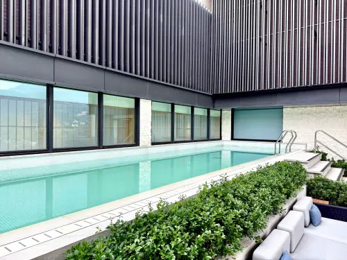 ▲總統套房除了有戶外私人泳池，還有冷熱雙湯池。（圖／記者蕭涵云攝）