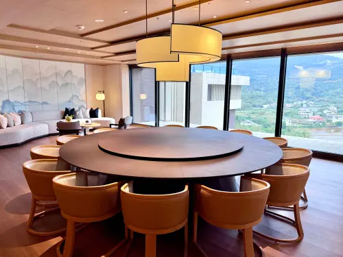 ▲總套擁有整面落地窗，視野遼闊、採光良好。（圖／記者蕭涵云攝）