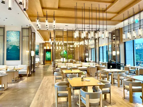 ▲全日餐廳挑高搭配整片玻璃窗，引入飽滿日光。（圖／記者蕭涵云攝）