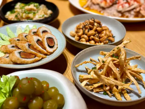 ▲迎賓小點吃得到百花烏魚子、金莎鱈香、紅油抄手等。（圖／記者蕭涵云攝）