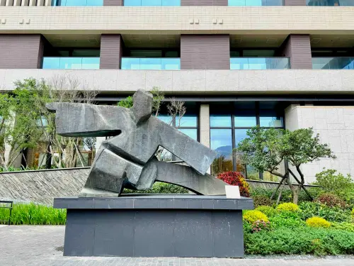 ▲朱銘「太極系列」2米高青銅《單鞭下勢》。（圖／記者蕭涵云攝）