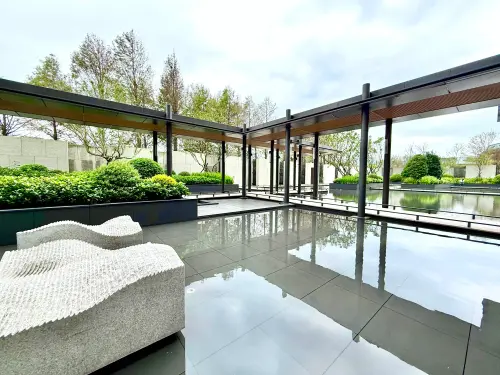 ▲以老梅綠石槽為靈感打造的雕塑（圖左）。（圖／記者蕭涵云攝）