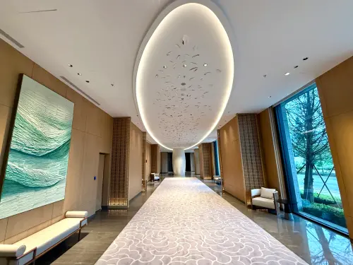 ▲長廊上方是描繪北海岸蹦火仔捕魚文化之作品。（圖／記者蕭涵云攝）