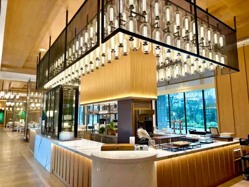 ▲以捕小卷船的集魚燈意象，設計垂吊燈飾。（圖／記者蕭涵云攝）