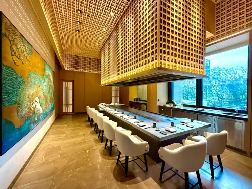 ▲酒店餐廳還打造日式「鐵板燒包廂」。（圖／記者蕭涵云攝）