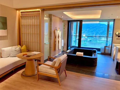 ▲15坪「豪華房」，看向窗外就是好美的山。（圖／記者蕭涵云攝）