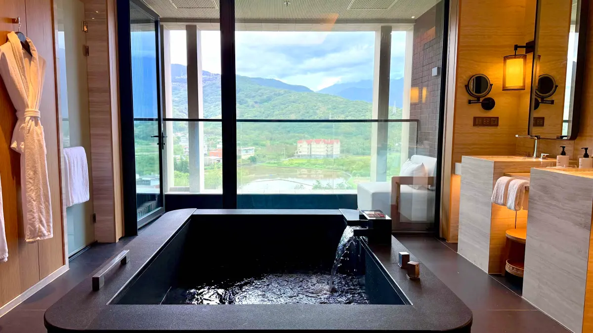 ▲新北北海溫泉洲際酒店把金山搬進飯店，每房內都有私人獨立浴池，總經理林欣怡把金山芋圓王、金山王肉包、山水豆花仙草、十八王公肉粽等小吃都變早餐吃到飽，頓悟難怪客人不愛出門，再推薦總經理私房路線。（圖／記者蕭涵云攝）