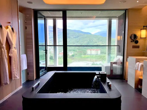 ▲每間房內都有私人獨立泡湯池。（圖／記者蕭涵云攝）