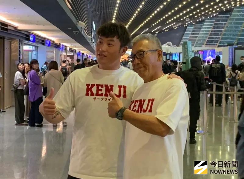 ▲樂天桃猿前任總教練古久保健二（右）今日離台，老將林泓育（左）到場送機。（圖／記者陳柏翰,2025.11.15）