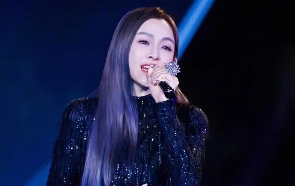 ▲范瑋琪在13日發文宣布出發杭州，但不料粉絲專頁再度慘遭洗版，被刷一排「大牙加油」，讓許多網友看到忍不住直呼：「最團結時刻」。（圖／范范 范瑋琪FB）