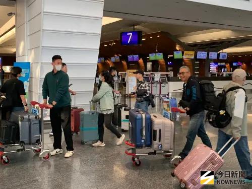 ▲樂天桃猿前總教練古久保健二（右）今日離台，看到許多球員出現在報到櫃檯，他又驚又喜。（圖／記者陳柏翰攝,2025.11.15)